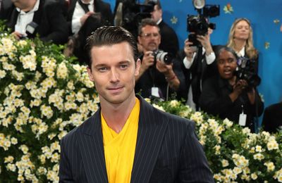 Patrick Schwarzenegger bombarded with cash from fans while they watched him on ‘White Lotus’