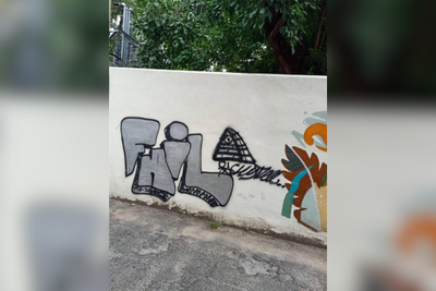 Foreigner defaces Chiang Mai temple wall