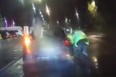 Moment driver drags two police officers along road after fleeing traffic stop