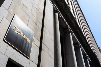 Is U.S. Bancorp Stock Underperforming the Dow?
