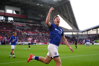 Chelsea fend off Man United to make first summer signing