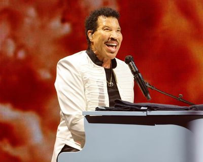 Lionel Richie review – larger-than-life legend delivers a lesson in charm