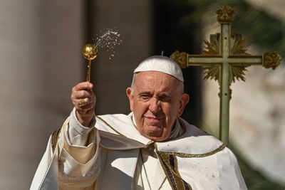 Pope Francis' Popemobile Prevented From Entering Gaza to Deliver Aid Despite Palestinians Facing 'Risk of Famine'