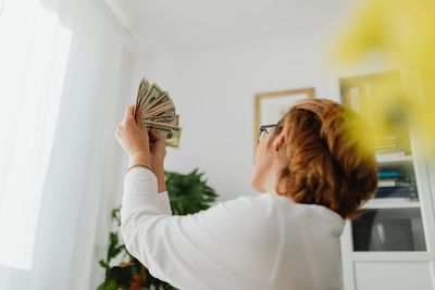 6 Money Habits the Wealthy Never Use—But the Struggling Rely on Daily