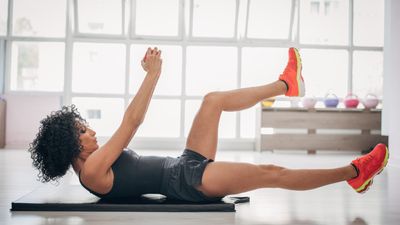 Sports scientist says this 3-move core workout “builds abs of steel” – I did it for a month and here's what happened