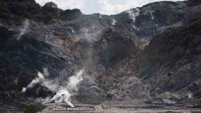 Hidden layer beneath Italy's Campi Flegrei caldera may explain why it's so restless