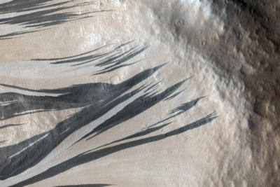These mysterious dark ‘streaks’ on Mars aren’t what scientists initially believed