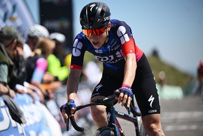 Volta a Catalunya Femenina: Elise Chabbey wins opening stage with late attack from three-rider breakaway