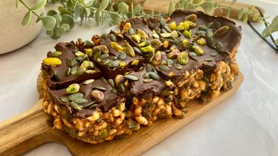 Stop wasting money on expensive “healthy” pre-workout snacks—all you need is this no-bake puffed rice cereal bar recipe