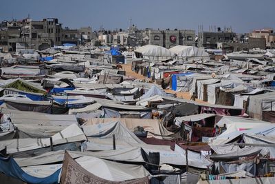 Israel backs an anti-Hamas armed group known for looting aid in Gaza. Here's what we know