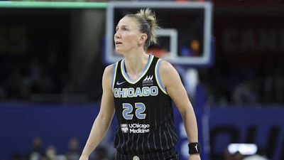 Courtney Vandersloot Exits Sky-Fever Game With Knee Injury