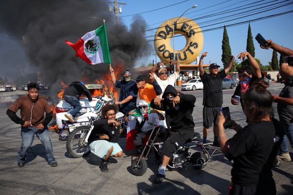 Clashes in Los Angeles as protests against immigration raids continue