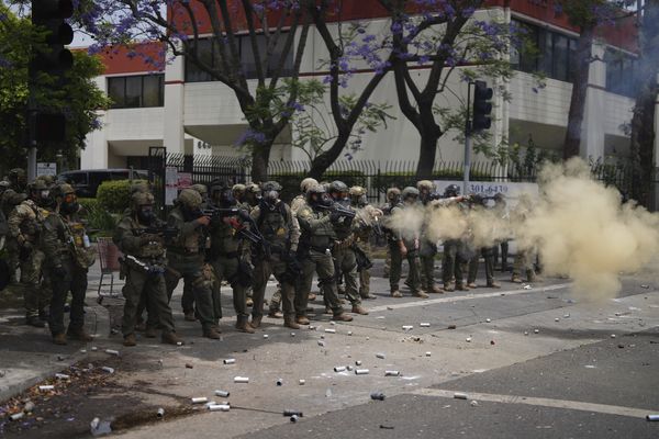 Protests, panic in Los Angeles as ICE agents carry out raids for a 2nd day