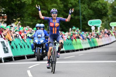 Tour of Britain stage winner Mara Roldan fractures femur in crash on stage 3