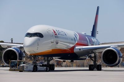 Passenger jet forced to return to London Heathrow after windscreen cracks