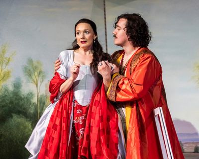 Così Fan Tutte review – country house remix offers fresh farce and energy