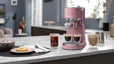 De’Longhi’s new espresso machine comes with cold brew – and it’s pretty in pink!