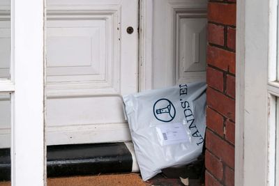 Two-fifths of consumers halt online purchase over no free delivery or return