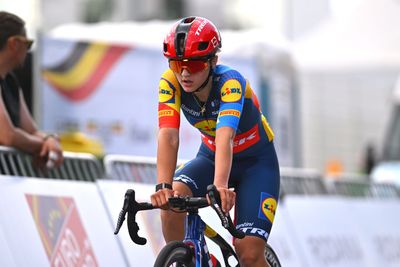 Dwars door de Westhoek: Fleur Moors wins from breakaway