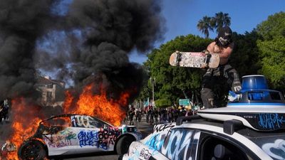 At least 27 arrested as Los Angeles protests against ICE immigration raids escalate