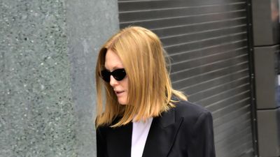Julianne Moore's ankle-skimming jeans are the cool and casual denim trend you should be adding to your wardrobe for summer