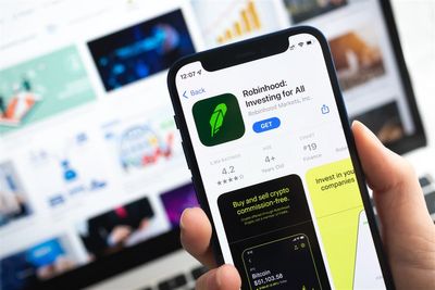 Robinhood Drops on S&P Snub—Is a Bigger Pullback Coming?