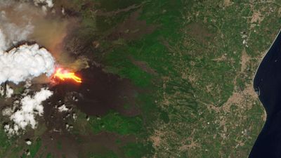 'River of fire' flows from Mount Etna during 'crazy' explosive outburst — Earth from space