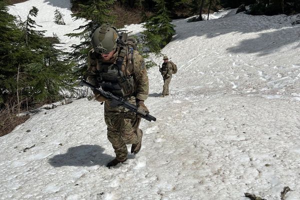Investigators narrow search for ex-soldier wanted in deaths of 3 young daughters in Washington state