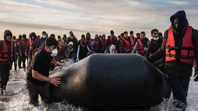 Migrant Crisis Breakthrough? France to Halt Boats Right at the Shoreline