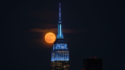 June's Strawberry Moon treats skywatchers to a rare low-riding show (photos)