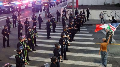 Car drives through Chicago anti-ice protest as demonstrations grow
