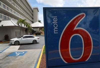 After 39 years together, Tom Bodett and Motel 6 are in the midst of an ugly divorce