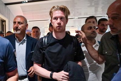 De Bruyne swarmed by excited fans as he joins Napoli