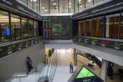 FTSE 100 hits new record as investors fish for non-US stocks