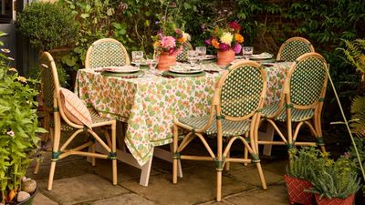 Add guaranteed wow factor to your garden party decor with these simple, yet chic expert tips