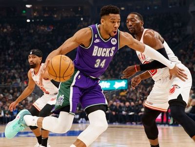 Giannis Antetokounmpo Now Expected to Remain With Bucks