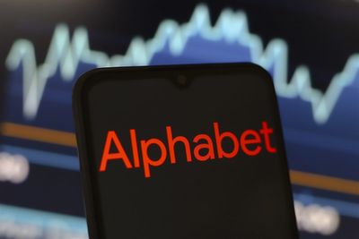 Alphabet Enters a Bull Market: Is It Time to Buy?