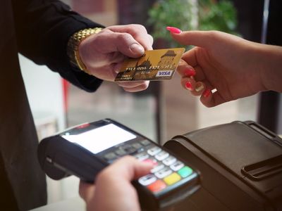 Here’s 5 Reasons You Should Stop Using Your Debit Card in The Grocery Store