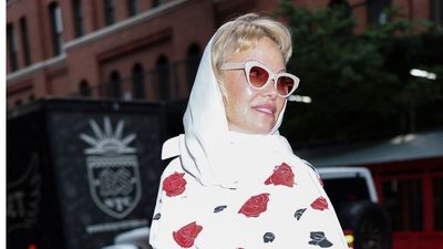 I’m calling it – Pamela Anderson’s vintage-inspired outfit is one of her most fabulous looks ever