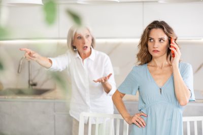 5 Clues Your Mother-in-Law Wants You Out of the Picture