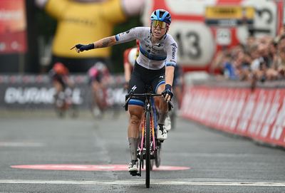 Dwars door het Hageland Women: Lorena Wiebes outsprints Fleur Moors to tenth victory of the season