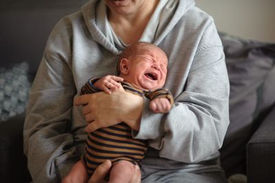 10 Signs Your Baby Doesn’t Feel Safe With Someone