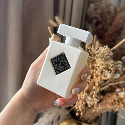 I wore a neuroscience perfume for a month, and everyone around told me I smelled "confident"