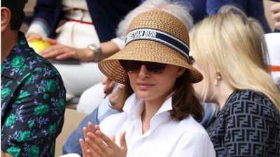 Natalie Portman’s white shirt and pretty pink midi skirt is the vintage-inspired combination that will always look chic