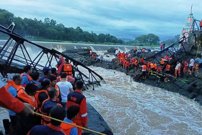 2 killed and 32 injured after a bridge collapses at a tourist destination in western India