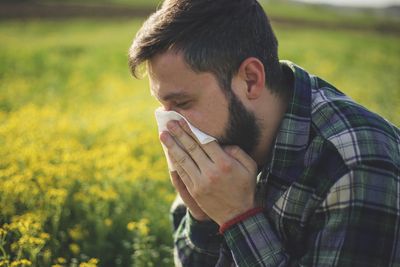 Hayfever alert issued over high pollen count as UK temperatures soar to 30C