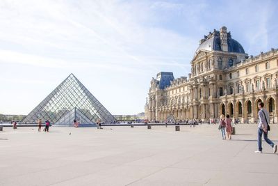 The Louvre shuts its doors amid fears of overcrowding