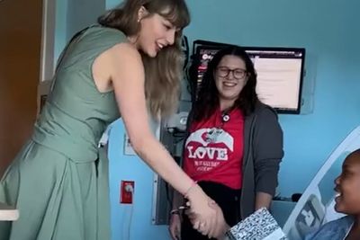 Taylor Swift surprises young patients at Florida Children’s Hospital