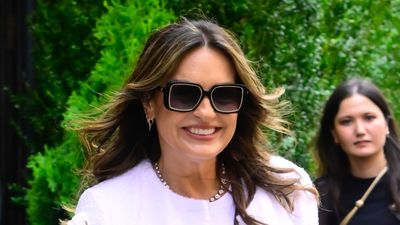 Mariska Hargitay's figure-flattering wide-leg jeans and bouclé jacket outfit is the perfect smart-casual look