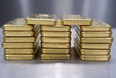 Central banks expect to swap out more of their U.S. dollar reserves for gold as greenback’s safe-haven status weakens